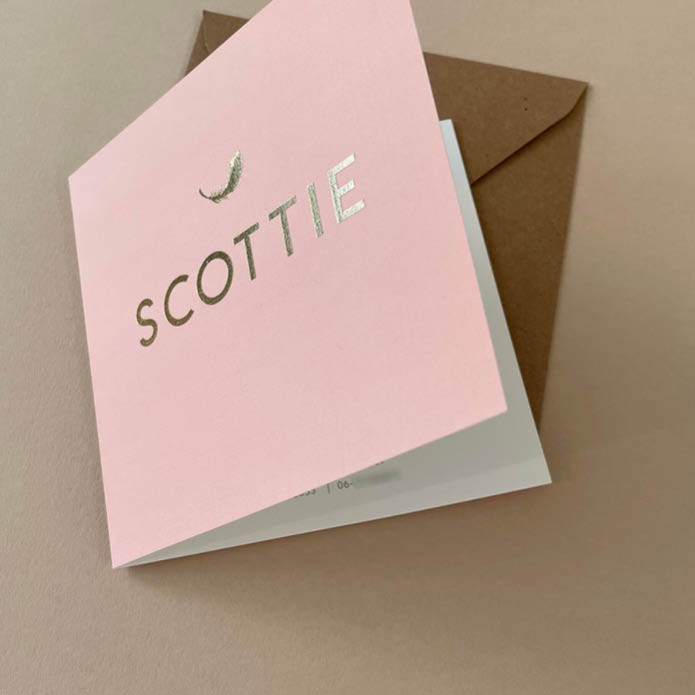 scottie-vierkant-roze-geboortekaartje-met-veertje-in-goudfolie