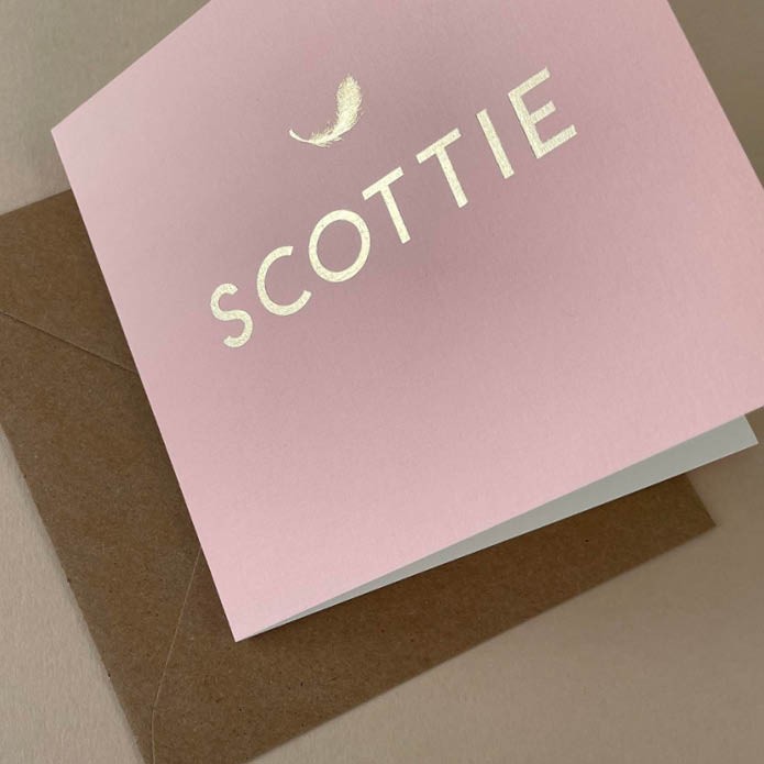 scottie-vierkant-roze-geboortekaartje-met-veertje-in-goudfolie2