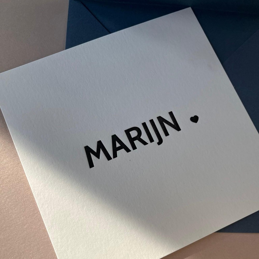 Sober letterpress geboortekaartje in wit met zwarte naam