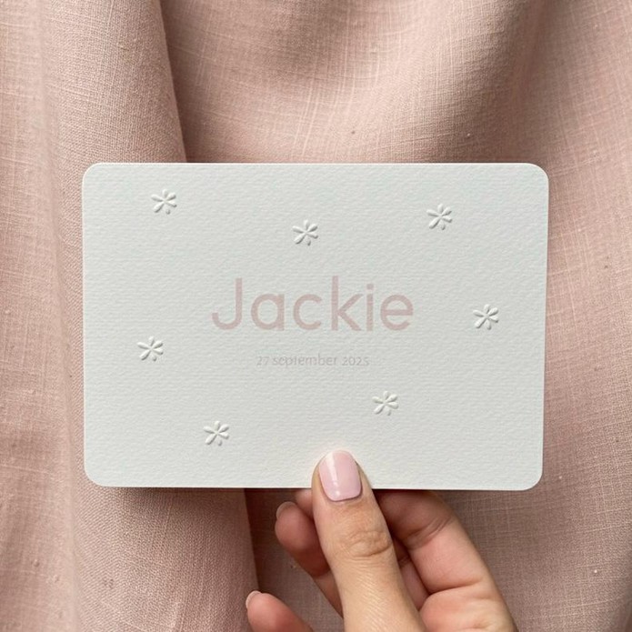 Stijlvol geboortekaartje met bloemetjes die uit het papier komen.