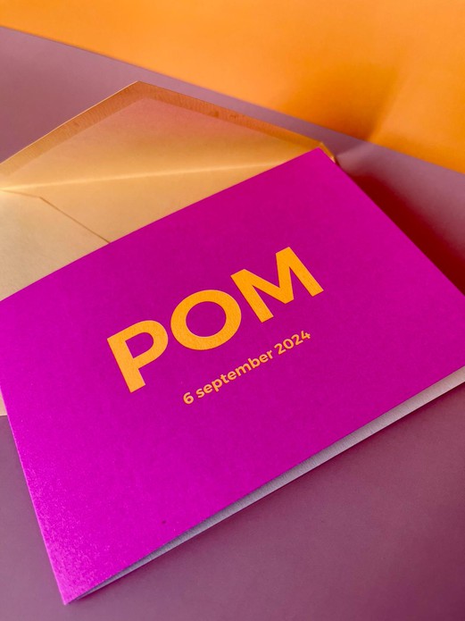 Strak paars, gevouwen geboortekaartje met neon oranje letter