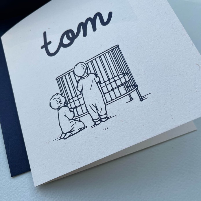 Simpel geboortekaartje met illustratie van 2 broertjes aan een wiegje