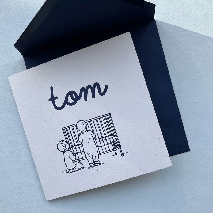 Simpel geboortekaartje met illustratie van 2 broertjes aan een wiegje