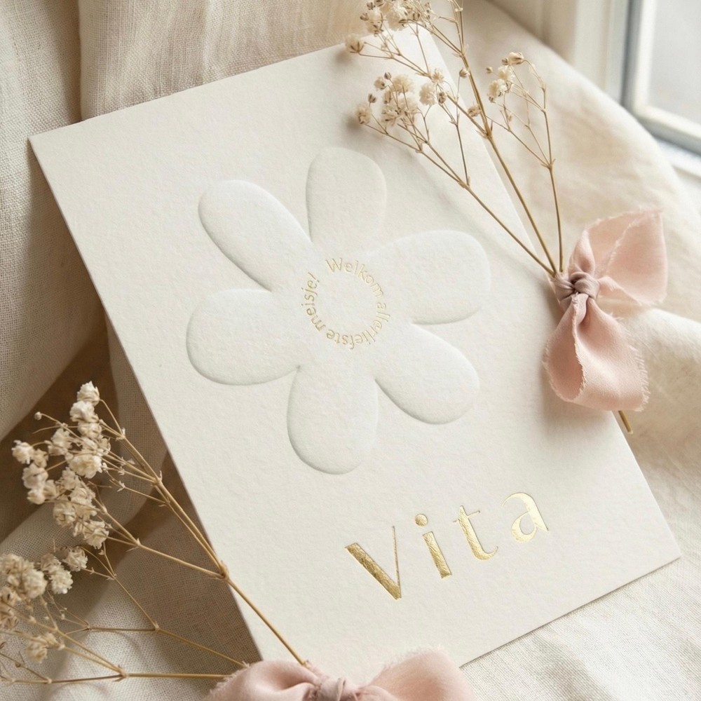 Zacht en luxe geboortekaartje met bloem en goudfolie