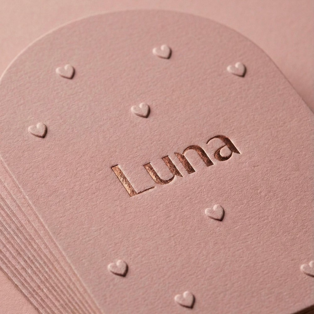 Oudroze geboortekaartje met reliëf hartjes en boogvorm