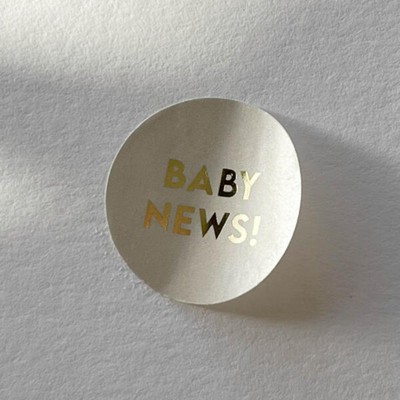 ronde-baby-beige-zand-grijs-beige-sluitzegel-gouden-tekst-baby-news-geboorte-zegel-sticker-meisje-jongen-600x600