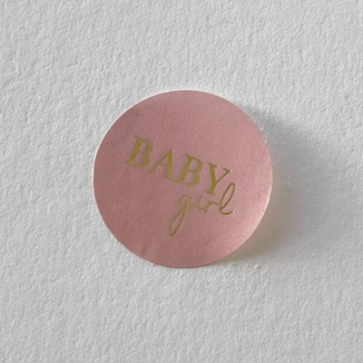 ronde-baby-girl-roze-sluitzegel-gouden-letters-geboorte-zegel-sticker-meisje-600x600