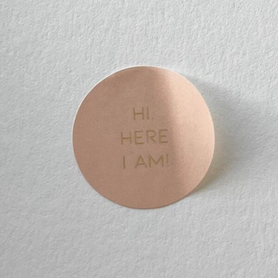 ronde-baby-roze-sluitzegel-gouden-tekst-here-i-am-geboorte-zegel-sticker-meisje-jongen-600x600