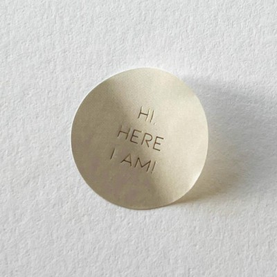 ronde-beige-zand-sluitzegel-gouden-letters-here-i-am-geboorte-zegel-sticker-jongen-meisje-wit-nude-neutrale-kleuren-600x600