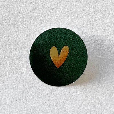 ronde-donkergroene-sluitzegel-goud-hartje-scaled
