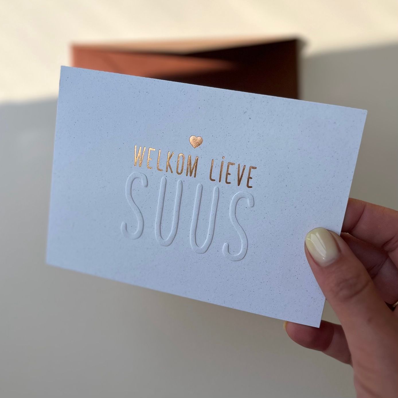 Suus is gedrukt op spikkelpapier met reliëfdruk verhoogd & traditionele foliedruk.