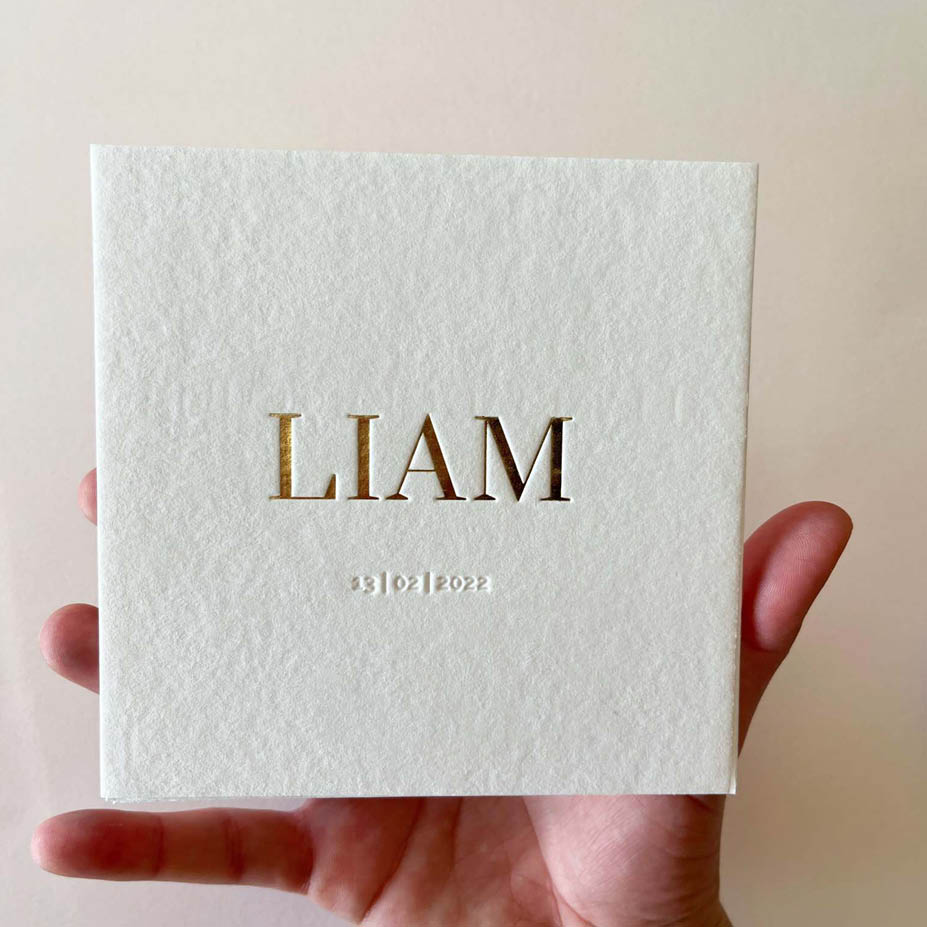 Ruw katoenpapier + goudfolie + reliëfdruk | Origineel kaartje Gustav