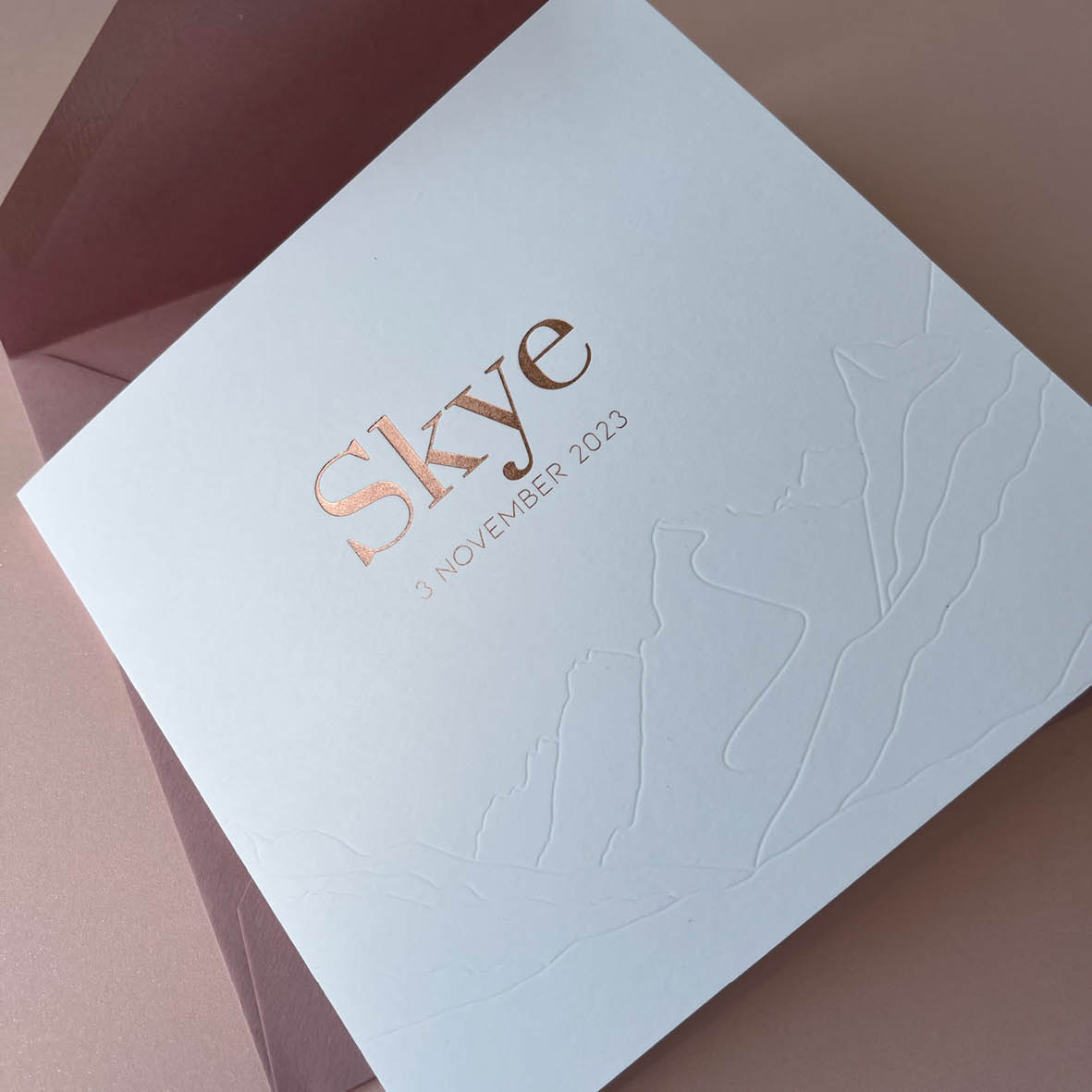 met reliëf verdiept